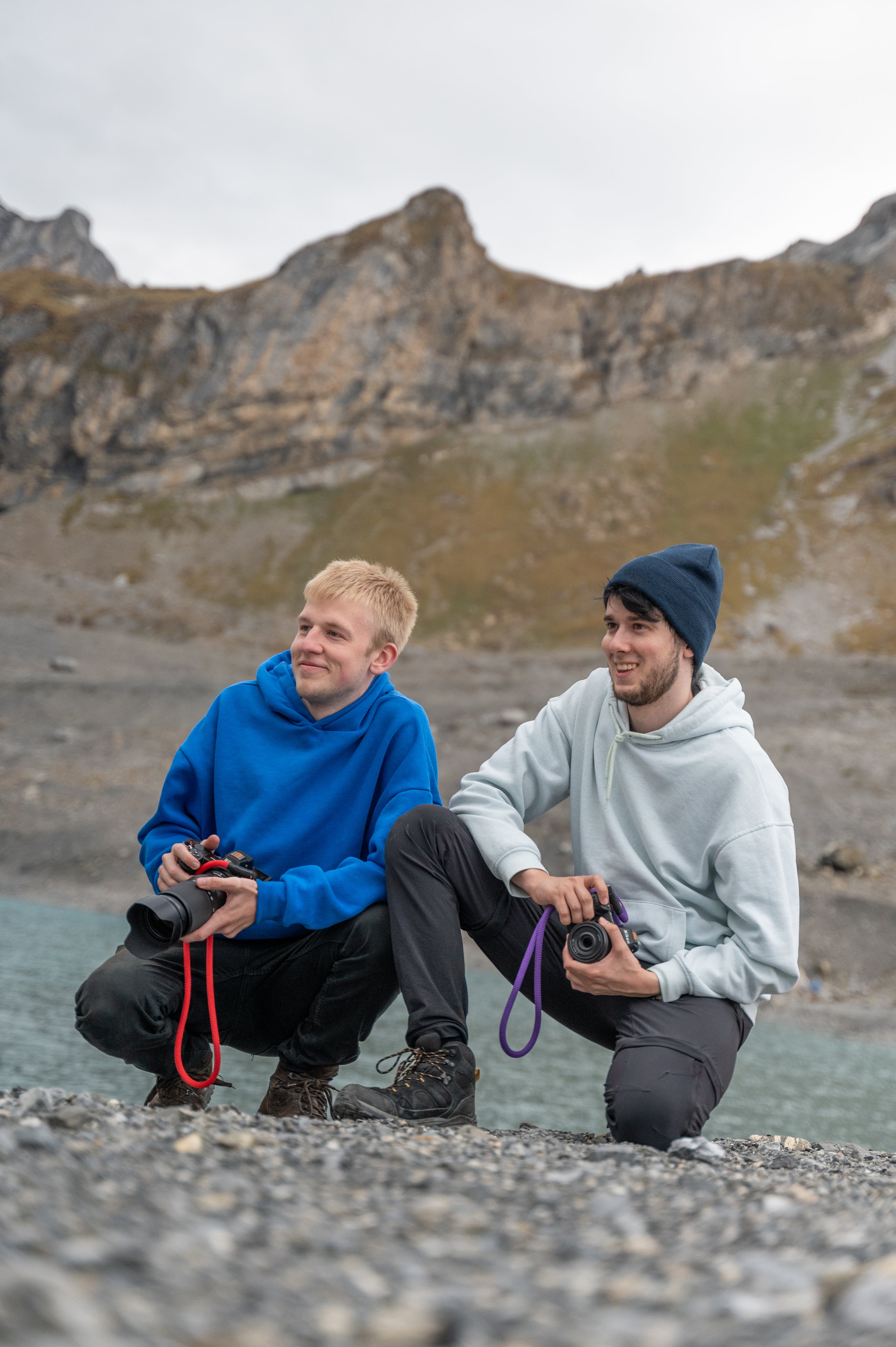 Fotograf mit Kamera und Nordkit Kameragurt bei Outdoor-Fotografie in natürlicher Umgebung